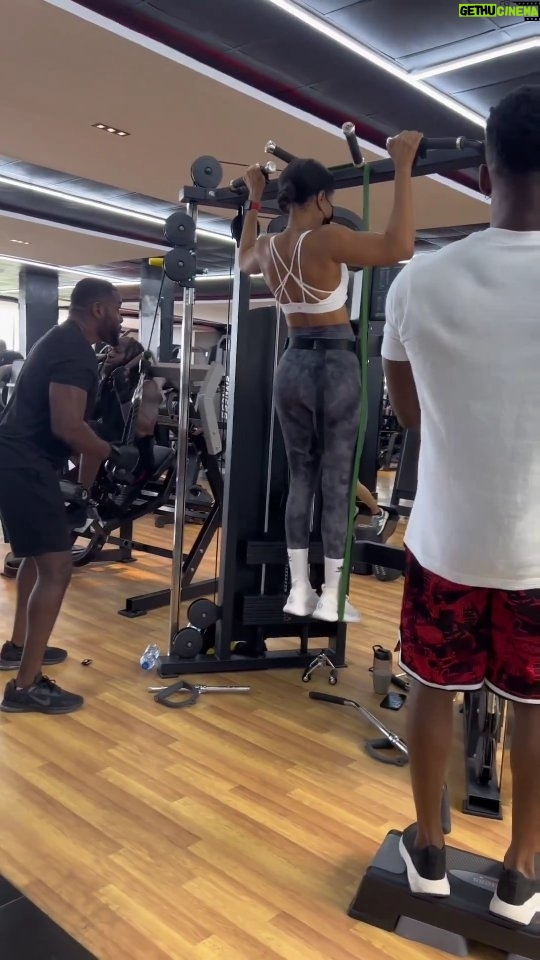 Adesua Etomi-Wellington Instagram - Everything the song says 😍🥵❤️🤌 @tobibakre @deyemitheactor @iamthatpj and myself, giving you all the motivation you need for the week. You're welcome. 😁 #gohard #iwillnotsay #orgohome #causeiknowmanyofyou #willusethatasanexcusetoleavethegym #staythereanfworkmyfriend 🤭🤭🤭