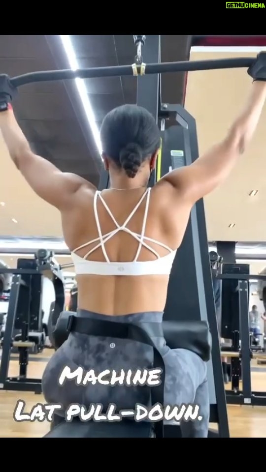 Adesua Etomi-Wellington Instagram - Back Day...one of my favourite days.😍😍😍 Consider this your Monday motivation. Video by @24strong_ Best trainer ever🙌 Ps For those asking about the mask...it's because 'Love is in the airrrrrr....'' 🤭 #gym #fitness #exercise #love #stayhealthy
