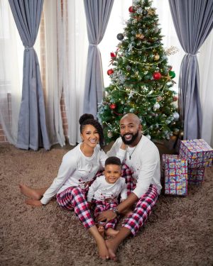 Adesua Etomi-Wellington Instagram - From our family to yours, Merry Christmas and a Blessed New Year.

📸 @c3pictures_gallery 
Suits @atafo__
My dress @anncranberry 
Makeup @t.alamodebeauty