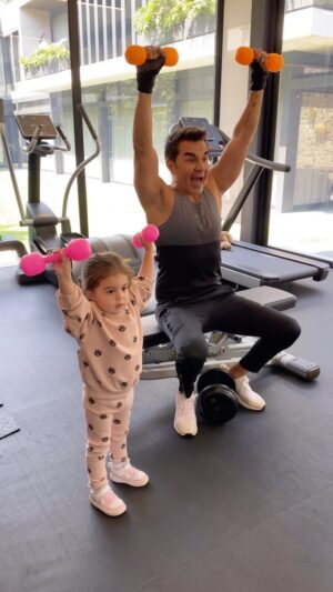 Adrián Uribe Instagram - Actitud de Martes!😂💪💗