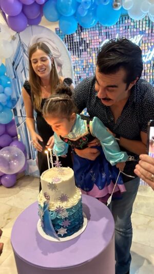 Adrián Uribe Instagram - Hace 3 años llegaste a cambiarnos la vida! 
Feliz cumple años mi amor! #Emily 😍❤️🎉