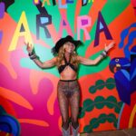 Adriane Galisteu Instagram – O carnaval não acabou não hein? Um close por aqui!  #bailedaarara @carnavaldaarara 🦜💚💜🩵💛🤍🩷 Casa França Brasil