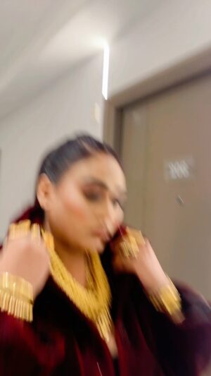 Afsana Khan Instagram - Koi si 
❤️🙏
Gold Queen 👸🏼 @itsafsanakhan 💫
🌺💥