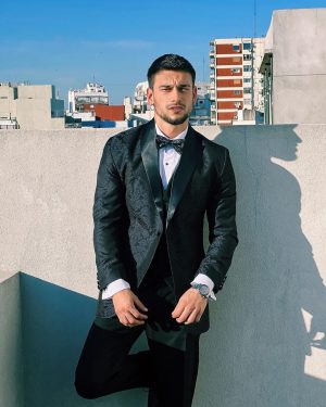 Agustín Bernasconi Instagram - Casamiento Juli y Facu , allá vamoo 🩶

Look: @lordtrajes