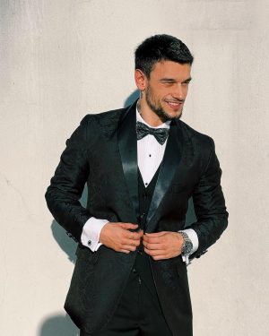 Agustín Bernasconi Instagram - Casamiento Juli y Facu , allá vamoo 🩶

Look: @lordtrajes
