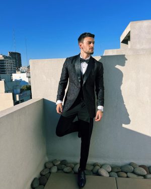 Agustín Bernasconi Instagram - Casamiento Juli y Facu , allá vamoo 🩶

Look: @lordtrajes