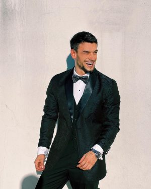 Agustín Bernasconi Instagram - Casamiento Juli y Facu , allá vamoo 🩶

Look: @lordtrajes