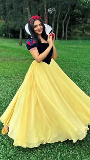 Ahana Kumar Instagram - Come On Kids , it’s Story-Time 💙✨♥️ #SnowWhite #HappyHaloween 🦋🍄

Snow-White Dress stitched by @santinni.in 🫶🏻

Video shot by @sindhu_krishna__ ♾️

Edited & Conceptualised by Me 🍎