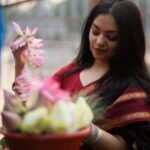 Ahana Kumar Instagram - find me by the flower shops shot by @studio.molecule styled by me wearing @sindhu_krishna__ ‘s saree #Madras
