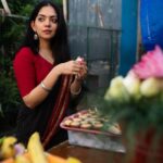 Ahana Kumar Instagram - find me by the flower shops shot by @studio.molecule styled by me wearing @sindhu_krishna__ ‘s saree #Madras