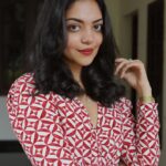 Ahana Kumar Instagram - Turning 28 ♥️ Thankyou for all the lovely wishes. I felt very special 😘 I wanted a cake with all my favourite things - strawberries , flowers and leaves and @mias.cupcakery brought it to life with perfection , as always ♥️ 28th Birthday Vlog is up on the Channel! Link in Bio & Stories ✨ #28 🫶🏻