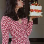 Ahana Kumar Instagram - Turning 28 ♥️ Thankyou for all the lovely wishes. I felt very special 😘 I wanted a cake with all my favourite things - strawberries , flowers and leaves and @mias.cupcakery brought it to life with perfection , as always ♥️ 28th Birthday Vlog is up on the Channel! Link in Bio & Stories ✨ #28 🫶🏻