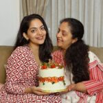 Ahana Kumar Instagram - Turning 28 ♥️ Thankyou for all the lovely wishes. I felt very special 😘 I wanted a cake with all my favourite things - strawberries , flowers and leaves and @mias.cupcakery brought it to life with perfection , as always ♥️ 28th Birthday Vlog is up on the Channel! Link in Bio & Stories ✨ #28 🫶🏻