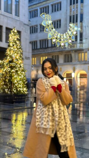 Ahana Kumar Instagram - make-up and layer-up with me in London ❄️♥️

#WinterDressUp ☺️