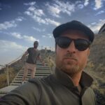 Ahmad Mehranfar Instagram - يك بعد از ظهر آفتابي در تپه توريستي نوشيجان ملاير تپه نوشیجان از جمله آثار خشتی منحصر به فرد بر جا مانده از تمدن های پیش از هخامنشی در ایران است. بقایایی که به دوره ی عصر آهن 3 و سپس تمدن مادها برمی گردد. بنابراین تپه نوشیجان حدود 2800 سال قدمت دارد. نوشیجان در لغت احتمالاً به معنی جایگاه نوش یا جایگاه انوش بوده است و نوش یا انوش ظاهراً نام خانمی است که بر این منطقه حکمرانی می کرده است. تپه اي به قدمت تاريخ ايران اما... دريغ از يك توريست افسوس