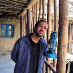Ahmad Mehranfar Instagram - علي البدل... شايد خوانشي دوباره از قصه هاي ديروز و امروز است تعريف آنچه گذشت... توسط ما گاهي واقعي اند و گاه تنه اي به واقعيت فضايي بكر و شاعرانه موقعيت هايي كه هم هستند و نيستند... آدمهايي كه هم واقعي اند و هم غير واقعي آدم هايي كه هم هستند و هم نيستند علي البدل شايد داستانيست واقعي و جادويي يا شعري است... شعري شيرين شيرين... و كمي خنده دار عكس از محسن تنابنده سريال علي البدل
