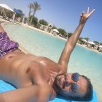 Ahmed Salah ElSaadany Instagram - كل سنه و انا طيب زي ما انا لا اتأثر بالواقع القبيح الشرير و احاول جاهداً ان اؤثر فيه بلذاذتي و لا عزاء للاليشه😌