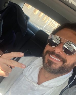 Ahmed Salah ElSaadany Instagram - متصورين سيلفي انا و ولادي واحدحلقتله و عملتله كروب و نزلتها نرجسي قوي 🤷🏻‍♂️
التاني خبي وشه عشان مش عايز يتصور معانا حاجه زي الفل 😂😂