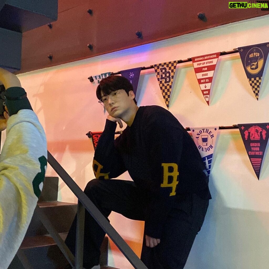 Ahn Jae-hyun Instagram - 👏🏻 #AD 브룩스브라더스의 뿌리 깊은 아이덴티티에 이스트로그의 위트를 더한 콜라보레이션. 팝업 스토어 'BB Pub' 🙌🏻 #Brooksbrothers #eastlogue