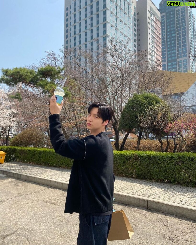 Ahn Jae-hyun Instagram - 효정누나 재영이형 잘 마실게요 왕하트!😘🥰😍