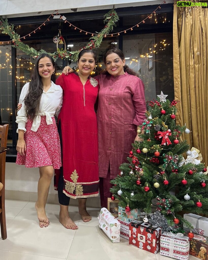 Ahsaas Channa Instagram - Christmas time is always going to be my favourite ✨❤️🎄🕯️❄️🥮🧣🍷☃️🥀