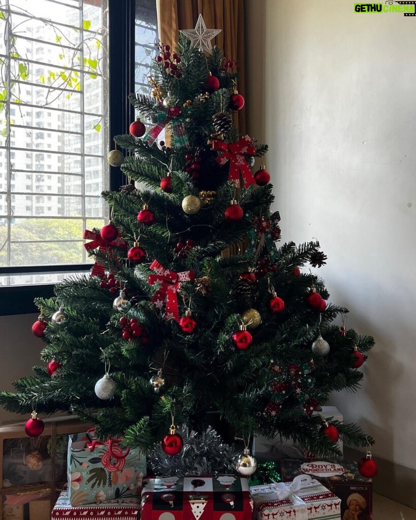 Ahsaas Channa Instagram - Christmas time is always going to be my favourite ✨❤️🎄🕯️❄️🥮🧣🍷☃️🥀