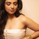 Ahsaas Channa Instagram - Love cafe latte so much so I thought I’ll become one for a day ☕️ Photographed by @vaspaan_shroff Makeup @ritikaturakhia01 Hair @glambydiya Styled by @stylebykayal Assisted by @yashtikaasharmaa Outfit @in.urbansuburban Jewels @inmyelement.jewelry @palmonas_official @auorstudio Heels @londonrag_in