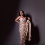 Ahsaas Channa Instagram - Lehron si chaal pe chaal bichade Dil ko yun behaal bana de 📸 @trilogy_works & edited by @retouch_sneha Styled by @stylebykayal Makeup I did on my own Hair @view_hairstyles Sari @kalkifashion Blouse @zwaan.official