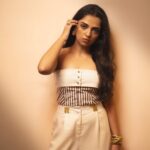 Ahsaas Channa Instagram - Love cafe latte so much so I thought I’ll become one for a day ☕️ Photographed by @vaspaan_shroff Makeup @ritikaturakhia01 Hair @glambydiya Styled by @stylebykayal Assisted by @yashtikaasharmaa Outfit @in.urbansuburban Jewels @inmyelement.jewelry @palmonas_official @auorstudio Heels @londonrag_in