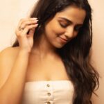 Ahsaas Channa Instagram - Love cafe latte so much so I thought I’ll become one for a day ☕️ Photographed by @vaspaan_shroff Makeup @ritikaturakhia01 Hair @glambydiya Styled by @stylebykayal Assisted by @yashtikaasharmaa Outfit @in.urbansuburban Jewels @inmyelement.jewelry @palmonas_official @auorstudio Heels @londonrag_in