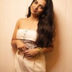 Ahsaas Channa Instagram - Love cafe latte so much so I thought I’ll become one for a day ☕️ Photographed by @vaspaan_shroff Makeup @ritikaturakhia01 Hair @glambydiya Styled by @stylebykayal Assisted by @yashtikaasharmaa Outfit @in.urbansuburban Jewels @inmyelement.jewelry @palmonas_official @auorstudio Heels @londonrag_in