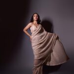 Ahsaas Channa Instagram - Lehron si chaal pe chaal bichade Dil ko yun behaal bana de 📸 @trilogy_works & edited by @retouch_sneha Styled by @stylebykayal Makeup I did on my own Hair @view_hairstyles Sari @kalkifashion Blouse @zwaan.official