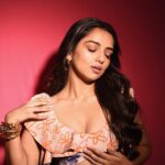 Ahsaas Channa Instagram - 🌷 Makeup @ritikaturakhia01 Hair @glambydiya Styled by @stylebykayal Assisted by @yashtikasharmaaa Outfit @zi.p__ @aayushishahstudio Earrings @inaya_accessories Arm stack @inmyelement.jewelry @inaya_accessories
