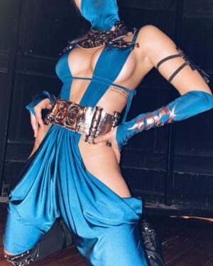 Aida Victoria Merlano Instagram - Hoy me di cuenta de que Kitana es la fantasía de muchos ❤️‍🔥 #Cosplay #MortalKombat