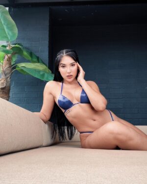 Aida Victoria Merlano Instagram - Aquí cogiendo sol, pero con ganas de cogérmelo a usted, mi amor! 🖤

Pdta: La segunda persona que te sale al compartir te tiene ganas.
