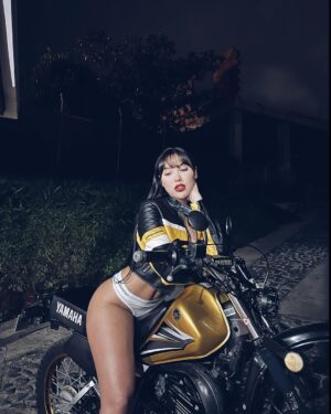 Aida Victoria Merlano Instagram - 🏍 Me iba a dar un roce… Luego recordé que no sé manejar moto.