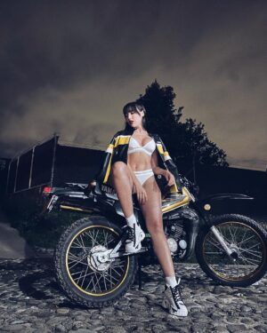Aida Victoria Merlano Instagram - 🏍 Me iba a dar un roce… Luego recordé que no sé manejar moto.