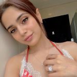 Aima Baig Instagram - Been a while since i posted a selfie. What else are you suppose to do, when in an 8hrs flight fortunately w internet but barely 🙄 #selfie