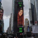 Aima Baig Instagram – @Aima_Baig_Official makes Times Square go #Washmallay 🙌
 💚
Listen to her and other incredible Pakistani women on #EQUALPakistan👆