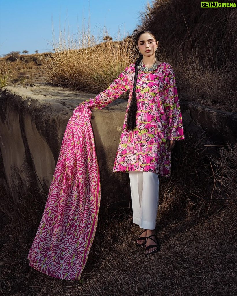 Aima Baig Instagram - READY TO WEAR – SPRING SUMMER Nature-inspired prints, fun colour palettes & modern silhouettes – spring never looked this good! Product Code: 0002SDY24V24 Available now in-stores and online #sapphire #sapphirepk #sapphirepakistan #sapphireonline #sapphirereadytowear #readytowear #readytowearspring