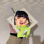 Aimyon Instagram - 誕生日祝ってくれてありがとう！ 今日あいみょん(27)になりました。 健康と落とし穴に気をつけて、 これからもヘソ出したり曲出したりして 楽しく頑張ります！ そんで、18祭、凄かった。 オンエアが終わったらまた色々と振り返りたい。 ほんまに特別な日になったよ。 参加してくれた18世代のみんなに心から感謝。 私はむしろかっこ悪いところも見せてしまったけど。 それも含めて全部が、みんなにとって 「あの日の良い思い出」になりますように。 この日のために作った曲が、 これからもみんなの身体の片隅で鳴り続けて欲しい。 みんなの歌声、最高でした。 今年の18祭に私を選んでくれた スタッフの皆様にも本当に感謝です。 ありがとうございました。 頂いたケーキ、顔だけくり抜いてお皿に盛ろうとしたら、 ひっくりかえっちゃって！救出したけど、 鼻水出てるみたいになった🐶❕❕❕❕