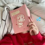 Aimyon Instagram - 『とっておきドラえもん きみにメロメロ恋愛編 』に「U君とどこでもドア」という解説を書かせてもらいました。本屋に平置きされてるのを見て嬉しくて何回も本屋に行きました❗️❗️ピンク可愛い❗️❗️❗️