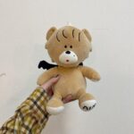 Aimyon Instagram - 弾き語りツアー2021 「傷と悪魔と恋をした！」完走しました。本当に会いにきてくれたみんなありがとう。長くて楽しいツアーでした。 インスタグラムのタグ付でも、 沢山感想をありがとう。見てます🦭✨🤍 この子との旅も終わりかぁ。 今後仲間が増えるのかしら〜。うさぎとか？キリンとか？できるといいなぁ。 あくまちゃん、是非これからも連れ回してあげて！来月にはまたツアーが始まります。 止まらないー！練習が始まる〜！