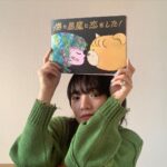 Aimyon Instagram - 弾き語りツアー 「傷と悪魔と恋をした！」のツアーパンフ、なんと。 絵本作家のザ・キャビンカンパニーさんの描き下ろし❤️涙 ほんまに嬉しくて嬉しくて嬉しい！ キャビンさんありがとうございました。 絵本みたいなパンフを作ってみたいなー、 という私の小さな憧れをキャビンさんに叶えてもらった... 「傷と悪魔と恋をした！」の歌詞を読んで描いてくれた... キャビンさんの描く絵が好き、 そしてその画風で私とあくまが生まれた😭ぎゃーっ 出会いに感謝です。私の宝です。 中もめっちゃ可愛い、盛りだくさんやで...