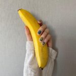 Aimyon Instagram - やほ！ハートの感想ありがとう。 タグ付けとか見てるよ、嬉しい( ◠‿◠ ) 最近のネイルは 爪楊枝でウネウネ描くのにハマってます。 タイダイ？模様？みたいな。 私はカビネイルって呼んでる🦭✨ 爪全体に色塗ってすぐに 爪楊枝で他の色を乗せてテキトーにウネウネさせたら、なんか知らんけど良い感じになる🦭✨🍑 爪楊枝って、つめようじやん🦭✨🍑