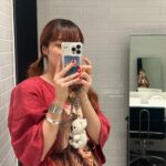 Aimyon Instagram - やっほ！ホテルに着いた〜。 今日の夜20:00〜 YouTubeで 新曲「ノット・オーケー」の MUSIC VIDEO 公開します((☺️)) チャットに私も参加するよ🫐 是非 一緒に観ましょう🍅 それまで私は昼寝などします🦭🪽 あ、漫画も読もう。 九条の大罪9巻読も( ◠‿◠ )