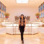 Aislinn Derbez Instagram – Me dieron un tour exclusivo a la icónica tienda insignia de @tiffanyandco The Landmark en NYC, la cual se remodeló hace 2 meses y el legendario @petermarinoarchitect reinventó la arquitectura interior, conservando la fachada externa original de 1940.

Lo mejor es que no sólo es una tienda, sino como una especie de museo ya que tiene 10 pisos repletos de piezas de arte y diseño de los artistas contemporáneos más relevantes, además de joyería exclusiva que sólo encuentras ahí. 

Esta tienda definitivamente representa una nueva era para Tiffany & CO.

📸: @pablo_barajas 
Styling: @marmolviejo 
Ropa: @nisa_by_denisa @mariandreegaitan x @steponfashion 
Gracias @pamelaocampo Tiffany Landmark