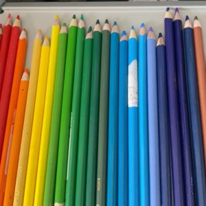 Aislinn Derbez Instagram - Hace meses le prometí a Kai este curso de verano en @zunya 

Me quedé en una serie que se graba todo el verano y estaba dispuesta a perder el trabajo si no me daban chance, pero aceptaron parar una semana para que pudiera ir y fue maravilloso😍

Estar en uno de mis lugares favoritos con algunas de mis personas favoritas y que mi hija tenga siempre estas memorias es de lo que más me llena el corazón y siempre será una prioridad🥹♥️

Ojalá cada vez sea menos difícil encontrar proyectos y lugares así en el mundo donde nuestros hijos puedan ser más libres, salvajes y felices🦋🐾🌴🌊🌈🔥