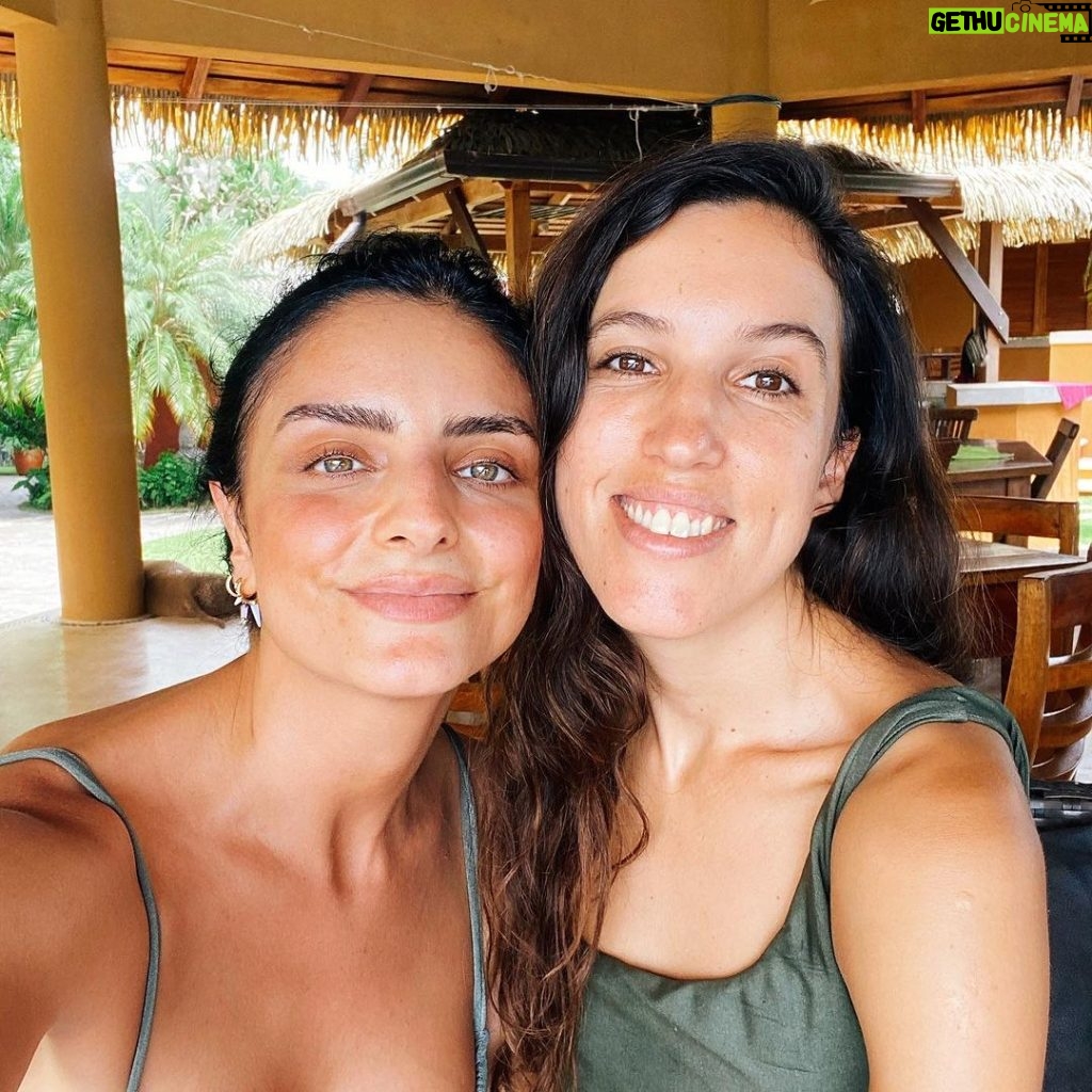 Aislinn Derbez Instagram - Hace meses le prometí a Kai este curso de verano en @zunya Me quedé en una serie que se graba todo el verano y estaba dispuesta a perder el trabajo si no me daban chance, pero aceptaron parar una semana para que pudiera ir y fue maravilloso😍 Estar en uno de mis lugares favoritos con algunas de mis personas favoritas y que mi hija tenga siempre estas memorias es de lo que más me llena el corazón y siempre será una prioridad🥹♥️ Ojalá cada vez sea menos difícil encontrar proyectos y lugares así en el mundo donde nuestros hijos puedan ser más libres, salvajes y felices🦋🐾🌴🌊🌈🔥 Zunya