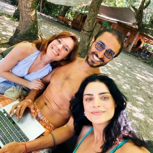 Aislinn Derbez Instagram - Hace meses le prometí a Kai este curso de verano en @zunya 

Me quedé en una serie que se graba todo el verano y estaba dispuesta a perder el trabajo si no me daban chance, pero aceptaron parar una semana para que pudiera ir y fue maravilloso😍

Estar en uno de mis lugares favoritos con algunas de mis personas favoritas y que mi hija tenga siempre estas memorias es de lo que más me llena el corazón y siempre será una prioridad🥹♥️

Ojalá cada vez sea menos difícil encontrar proyectos y lugares así en el mundo donde nuestros hijos puedan ser más libres, salvajes y felices🦋🐾🌴🌊🌈🔥